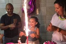 Menina brasileiro quis que festa de aniversário fosse sobre seios