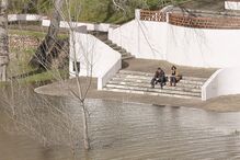 Parque de estacionamento junto à foz do Rio Zêzere, em Constância, ficou ontem submerso devido à subida do nível da água