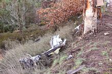 Automóvel ficou completamente destruído