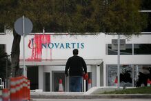 Edifício da Novartis em Atenas foi atacado com tinta