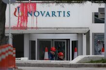Edifício da Novartis em Atenas foi atacado com tinta