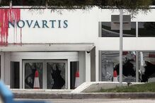 Edifício da Novartis em Atenas foi atacado com tinta