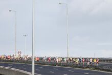 Corredores na meia maratona de Lisboa de 2018