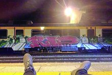 Pintura de pesar pelas três mortes na linha de comboio, com desenho de lápides alusivas às vítimas