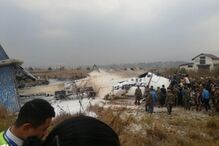 avião, despenhou-se, nepal, aterragem, acidente aéreo