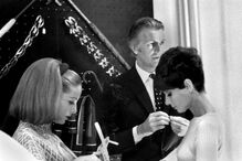 Estilista francês Hubert de Givenchy com a sua musa inspiradora Audrey Hepburn
