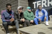 Músicos da banda Wet Bed Gang juntos em entrevista