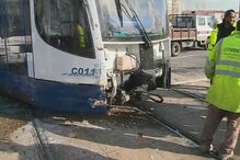 Colisão entre metro e autocarro 