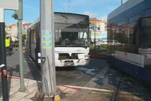 Colisão entre metro e autocarro 