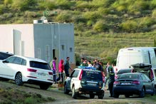 Ana Julia (de capuz vermelho) durante a reconstituição do crime na quinta de Hortichuelas