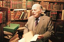 Hermano Saraiva rodeado de livros, como tanto gostava