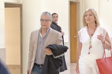 Joana Lima foi absolvida, em 2015, depois de acusada de favorecer familiares. À esquerda, o advogado Artur Marques