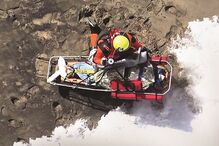 Momento do resgate da mulher ferida