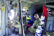 Operacionais da Força Aérea e do INEM no interior do EH-101 durante o transporte para o hospital