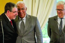 António Costa anunciou medida após reunião matinal com o presidente da Associação Nacional de Municípios Portugueses, Manuel Machado (à esq.). Eduardo Cabrita, ministro da Administração Interna (à dir.), tutela a GNR, entidade que vai fiscalizar as limpezas 