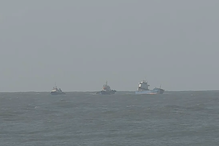 Navio Betanzos a ser rebocado depois de ter desencalhado