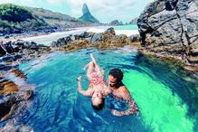 Bruna e Neymar após a  reconciliação, numa piscina natural 