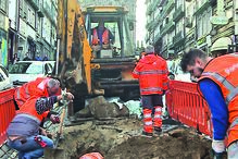 Buraco na rua dos Clérigos, no Porto 