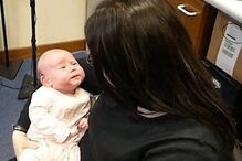 Bebé surda ouve voz da mãe pela primeira vez