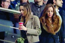 Fernanda Miranda foi ao estádio com uma das melhores amigas, Alexandra 