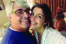 Isabel Figueira sorridente com o pai