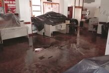 Instalações do Tribunal de Loulé ficaram inundadas e os tacos de madeira do chão estão a saltar em vários pisos 