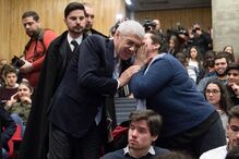 José Sócrates  falou para dezenas de estudantes na Faculdade  de Economia  da Universidade  de Coimbra  sobre a Europa 