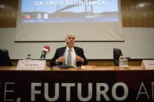 José Sócrates  falou para dezenas de estudantes na Faculdade  de Economia  da Universidade  de Coimbra  sobre a Europa 