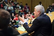 José Sócrates  falou para dezenas de estudantes na Faculdade  de Economia  da Universidade  de Coimbra  sobre a Europa  