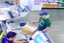 O suspeito com uma bomba numa caixa  