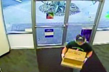 O suspeito com uma bomba numa caixa  