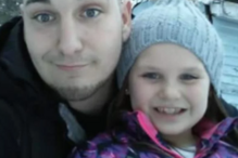 Compra arma à filha de 6 anos para disparar se escola for atacada