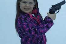 Compra arma à filha de 6 anos para disparar se escola for atacada