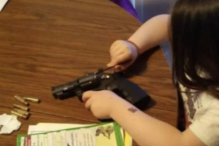 Compra arma à filha de 6 anos para disparar se escola for atacada