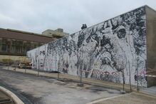 Mural de Vhils durante a fase de instalação na Rua da União, no Barreiro 