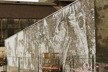 Mural de Vhils durante a fase de instalação na Rua da União, no Barreiro 