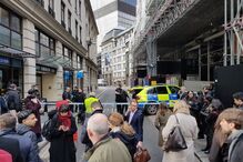 Polícia pôs barreiras à volta do edifício The Guerkin, em Londres