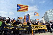 Manifestantes defendem em Bruxelas independentistas catalães detidos