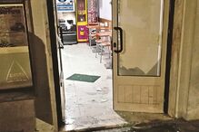 Vidros das portas foram partidos para poderem entrar