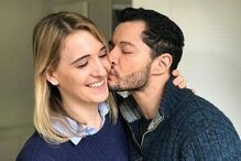 Mulher transexual casa com ator britânico que também mudou de sexo