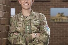 Mulher transexual casa com ator britânico que também mudou de sexo