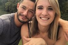 Mulher transexual casa com ator britânico que também mudou de sexo