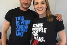 Mulher transexual casa com ator britânico que também mudou de sexo