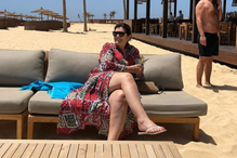 Dolores de férias num destino de praia