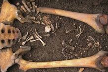 Ossas de mãe e bebé encontradas em Itália 