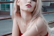 Emilia tinha fotografias nas redes sociais com a roupa da mulher do amante