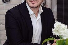 Dmitry mantinha uma relação com Emilia, sua aluna