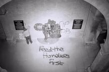 Nova estátua de David Bowie vandalizada no dia de estreia