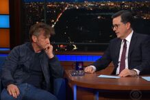 Sean Penn fuma cigarro durante entrevista de televisão