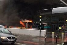 Autocarro arde à entrada de terminal do aeroporto de Stansted